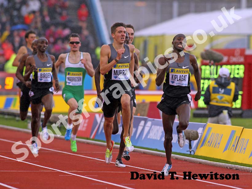 Ross Murray trying to catch Silas Kiplagat in the Emsley Carr Mile, 2012 Samsung Diamond League, Crystal Palace, London.